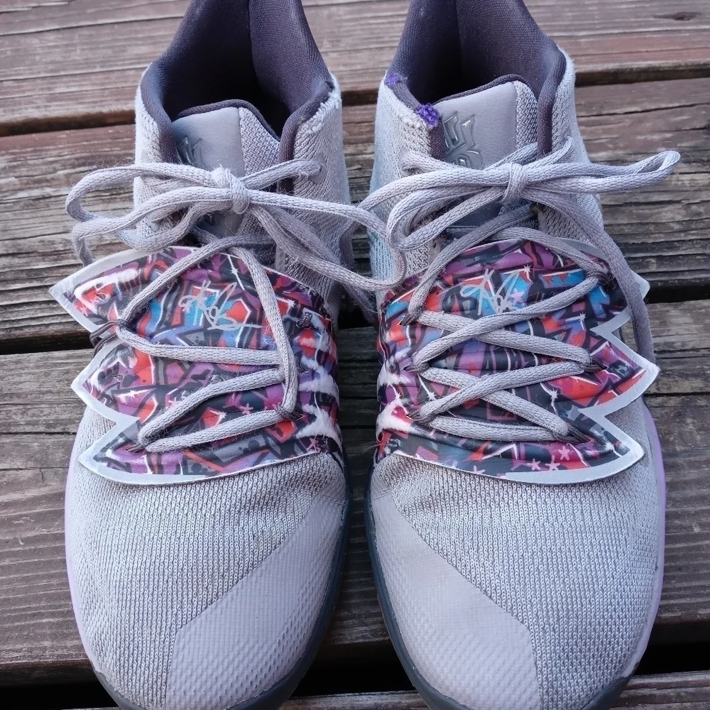 NIKE Kyrie 5 Graffiti Atmosphere Wo's Sz 8 Youth sz 6 .Grey AQ2456 001.. Sock pr